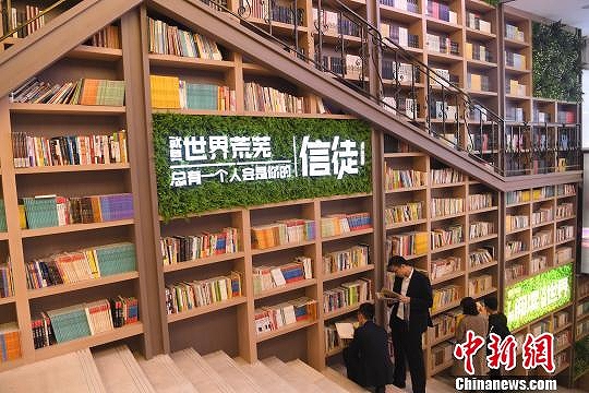 重慶のショッピングモールに巨大本棚が登場　