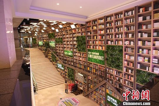 重慶のショッピングモールに巨大本棚が登場(chǎng)　
