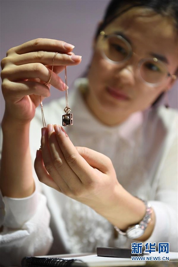 夫婦仲良く彫刻刀を手に無形文化財(cái)の木彫刻技法を伝承