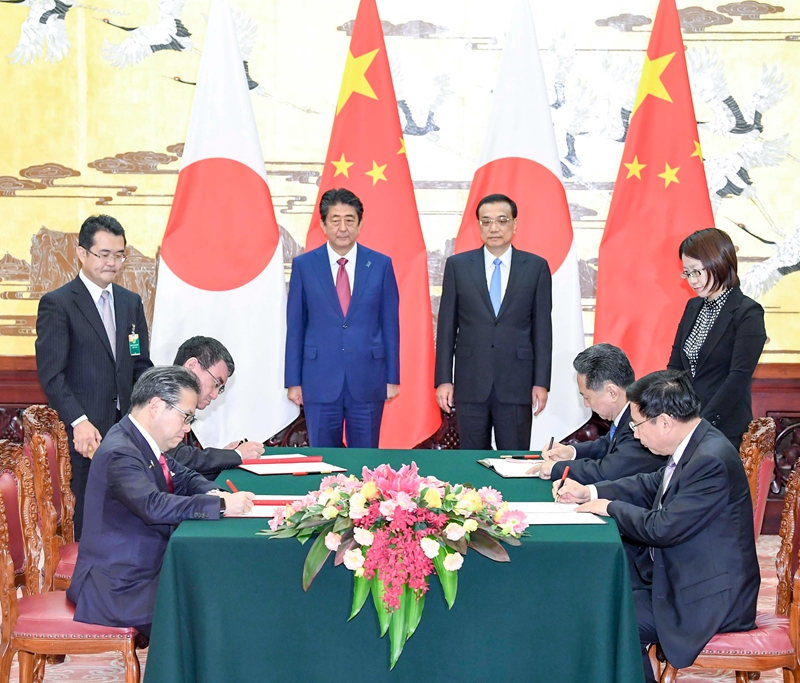 李総理が安倍首相と會(huì)談「中日関係の安定した長期的発展を?qū)g現(xiàn)」