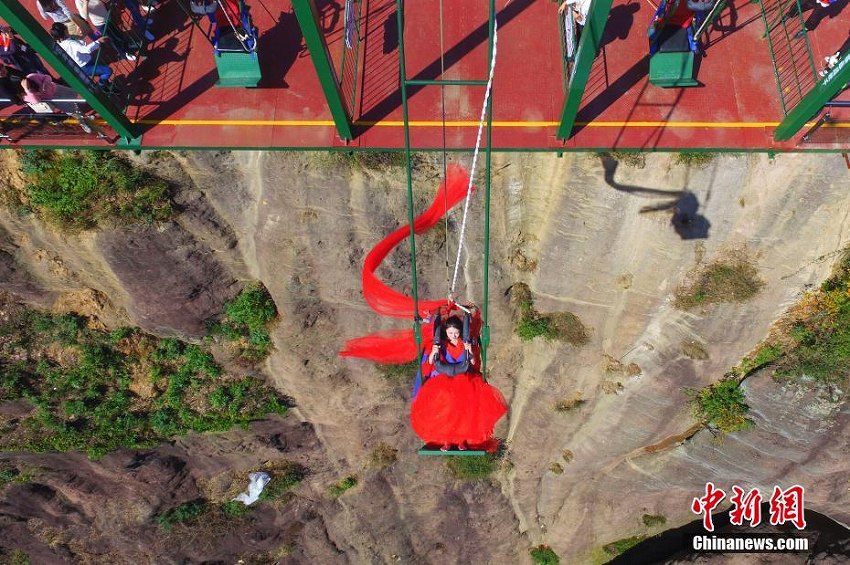 スリル満點！崖際のブランコをウェディングドレス姿で體験　湖南省