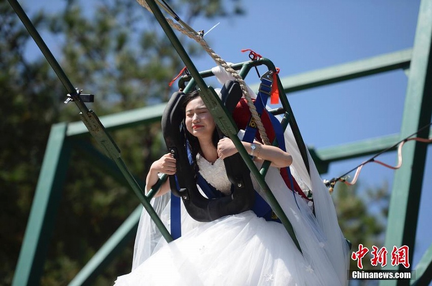 スリル満點(diǎn)！崖際のブランコをウェディングドレス姿で體験　湖南省