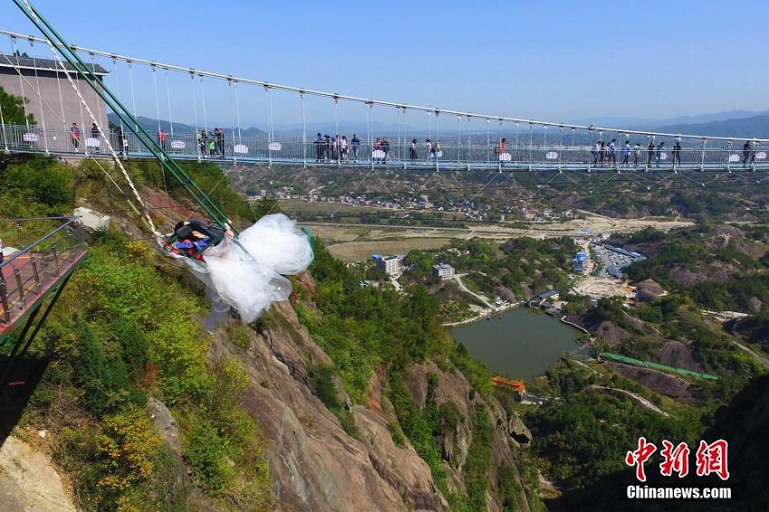 スリル満點！崖際のブランコをウェディングドレス姿で體験　湖南省