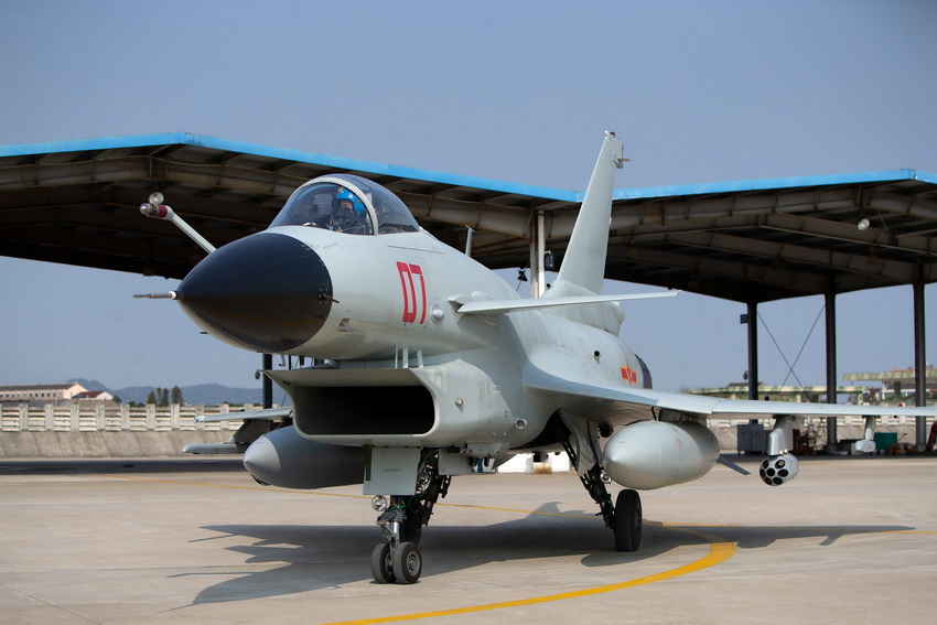 東部戦區(qū)海軍航空兵某部隊が殲10実弾射撃訓(xùn)練