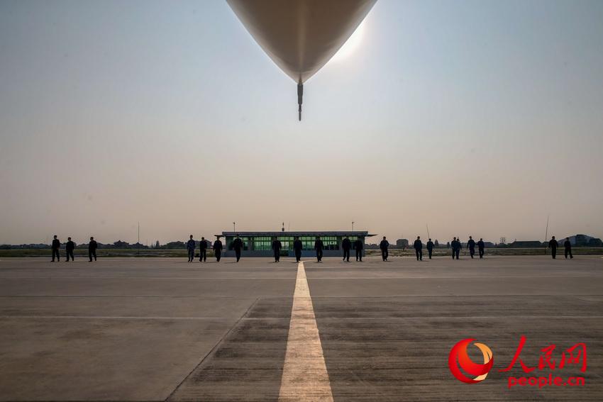 東部戦區(qū)海軍航空兵某部隊(duì)が殲10実弾射撃訓(xùn)練