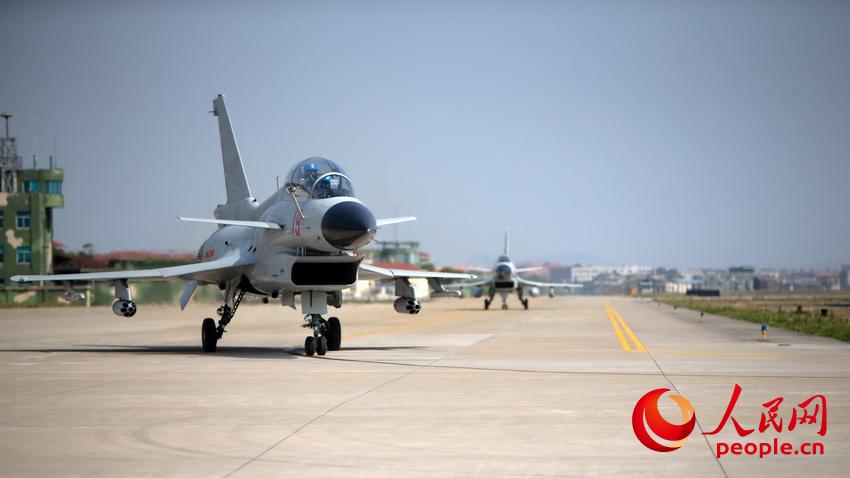 東部戦區(qū)海軍航空兵某部隊が殲10実弾射撃訓練