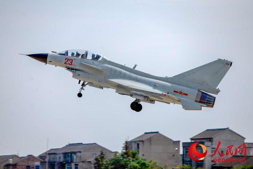 東部戦區(qū)海軍航空兵某部隊が殲10実弾射撃訓(xùn)練