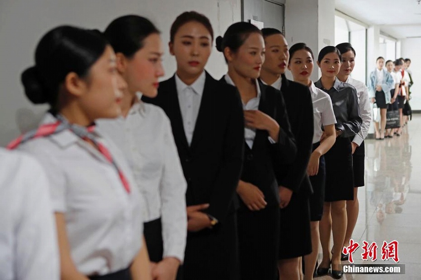 東方航空の乗務(wù)員採用試験に2000年以降生まれの若者初の參加　