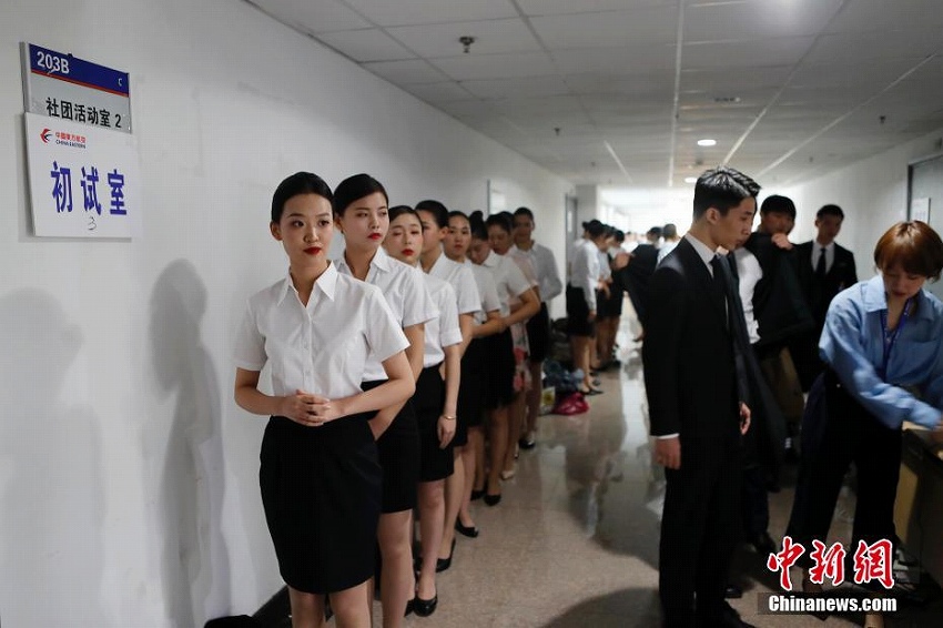 東方航空の乗務(wù)員採用試験に2000年以降生まれの若者初の參加　