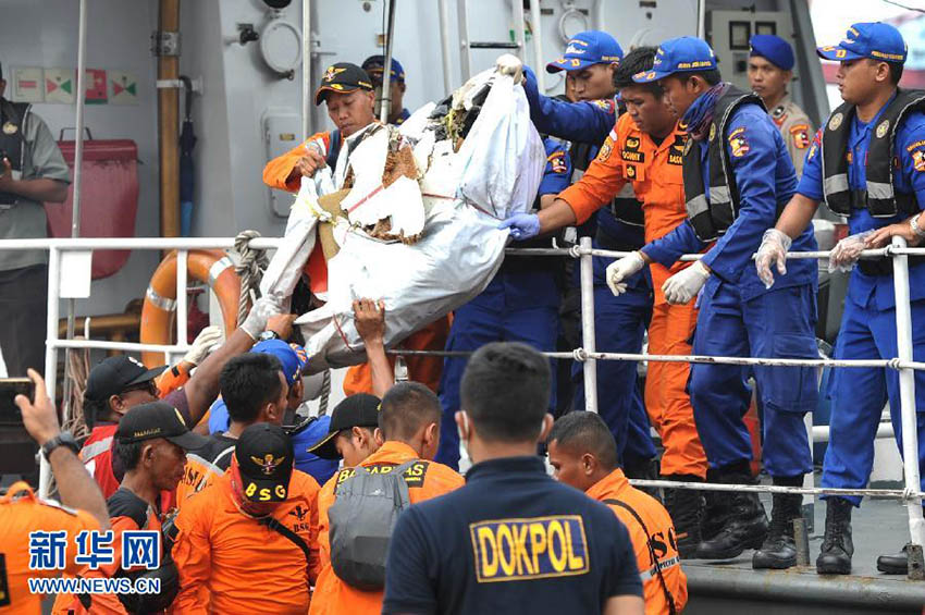 インドネシア機事故、空中では爆発せずにそのまま墜落か　遺體収容始まる