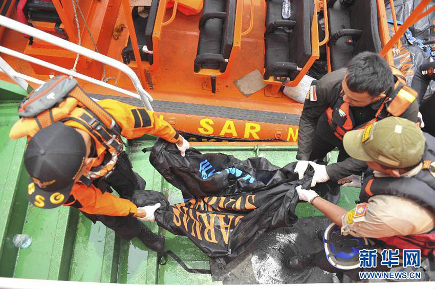 インドネシア機事故、空中では爆発せずにそのまま墜落か　遺體収容始まる