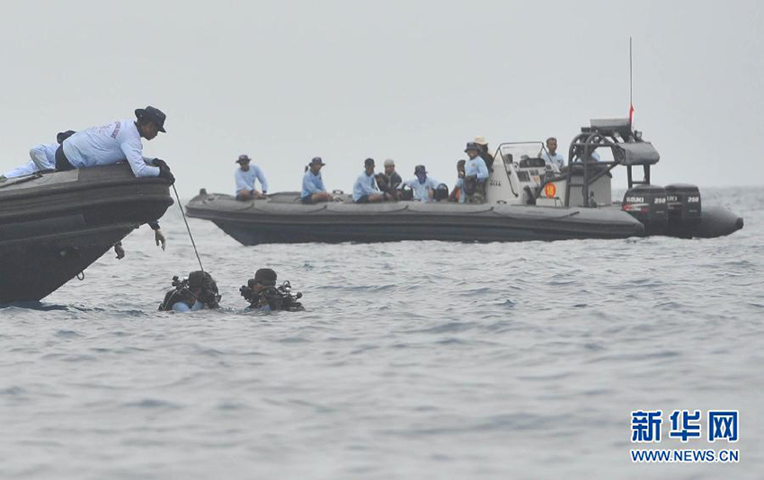 インドネシア機事故、空中では爆発せずにそのまま墜落か　遺體収容始まる