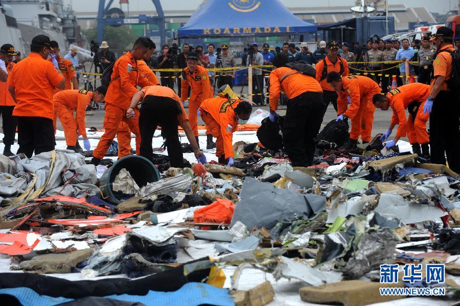 インドネシア機事故、空中では爆発せずにそのまま墜落か　遺體収容始まる