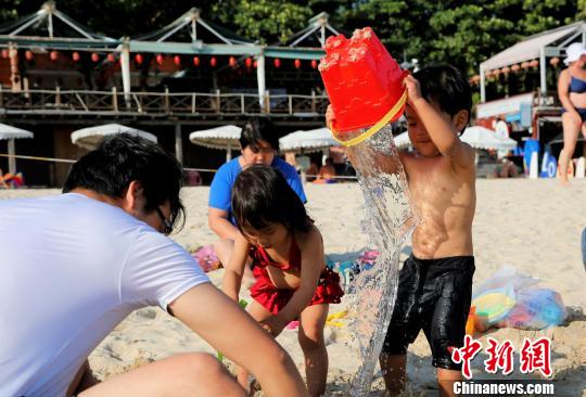 中國の北方では寒気到來、海南省は海水浴客でにぎわう