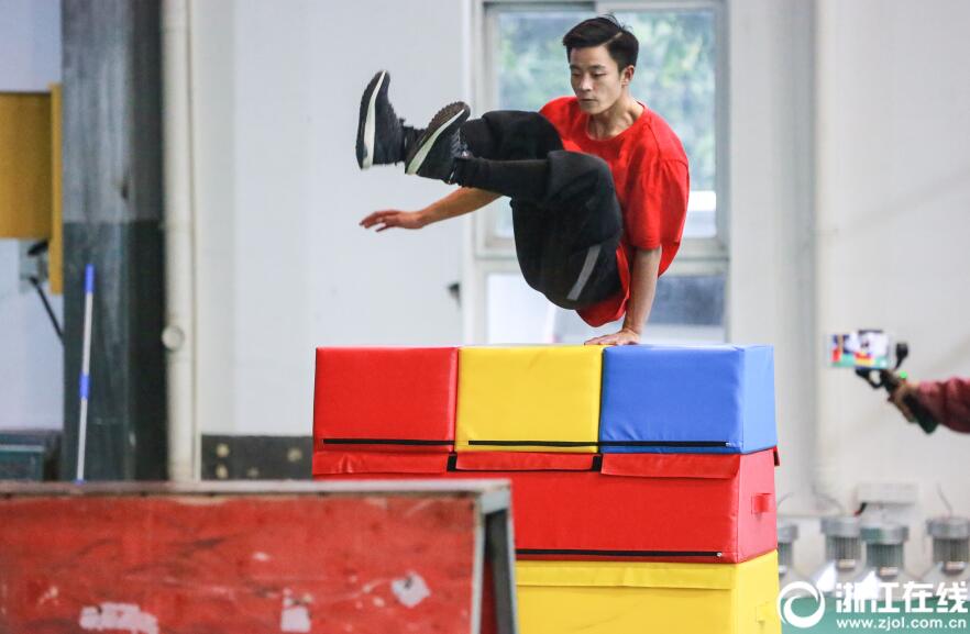 パルクールをこよなく愛す20代エンジニア　4年間で身長7センチアップ