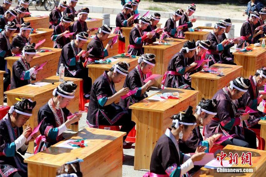 三江トン族自治県で刺繍コンテスト開催　100人が刺繍の腕前競う