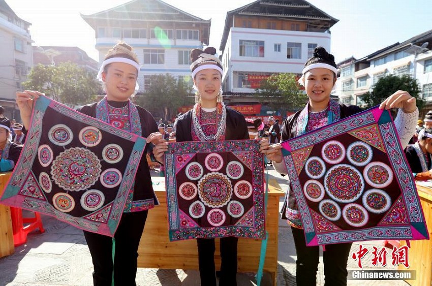 三江トン族自治県で刺繍コンテスト開催　100人が刺繍の腕前競う