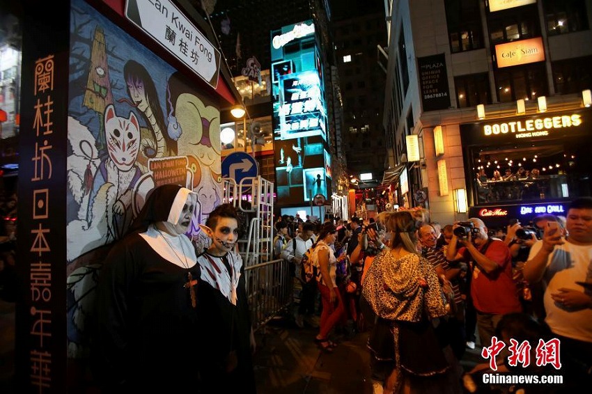ハロウィンイベントで賑わう香港地區(qū)の蘭桂坊