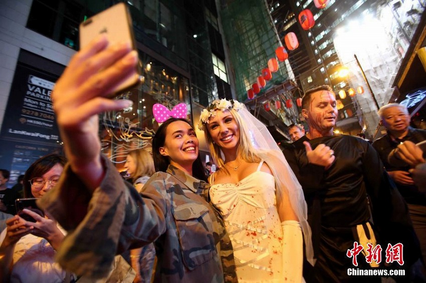 ハロウィンイベントで賑わう香港地區(qū)の蘭桂坊