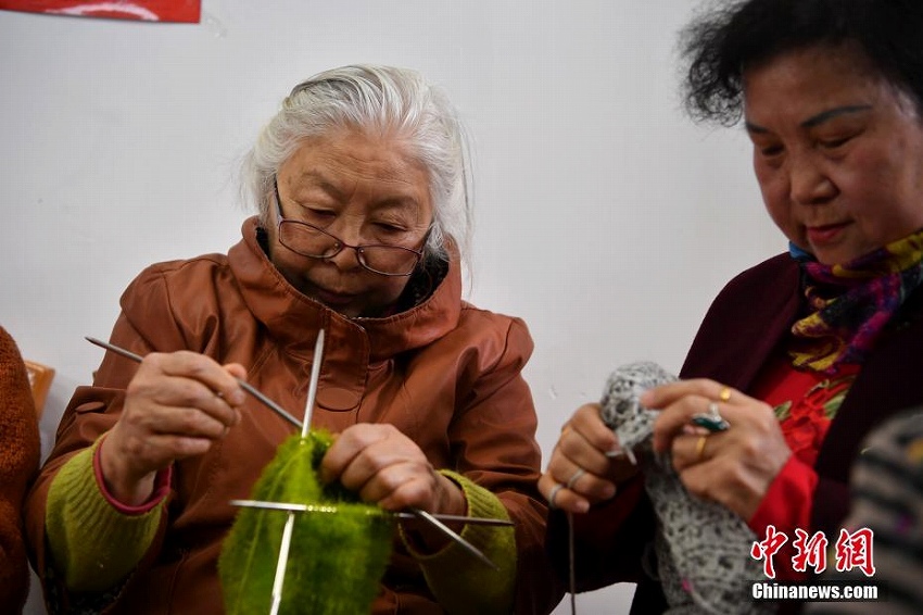 セーター100枚を貧困學生に贈る雲(yún)南の「編み物おばあさん」たち