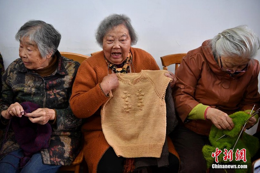 セーター100枚を貧困學(xué)生に贈(zèng)る雲(yún)南の「編み物おばあさん」たち