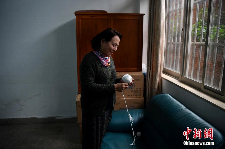 セーター100枚を貧困學(xué)生に贈(zèng)る雲(yún)南の「編み物おばあさん」たち