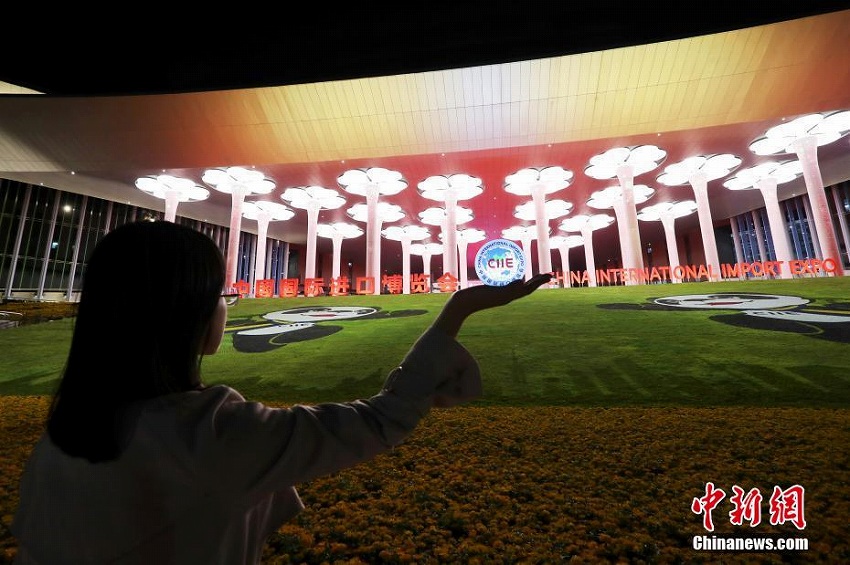 中國國際輸入博覧會メイン會場のファンタジックなライト演出