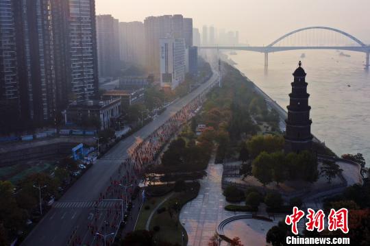 三峽宜昌の國(guó)際マラソン大會(huì)に10ヶ國(guó)の選手約2萬(wàn)人が參加