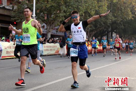 三峽宜昌の國(guó)際マラソン大會(huì)に10ヶ國(guó)の選手約2萬(wàn)人が參加