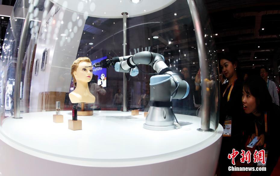 中國國際輸入博覧會(huì)にメークしてくれるお化粧ロボットが登場

