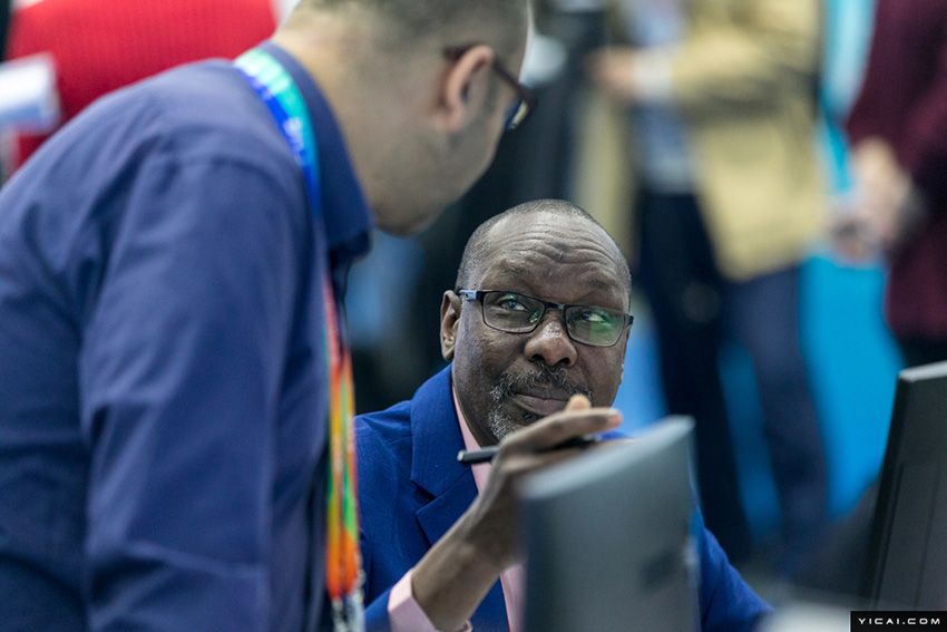 中國(guó)輸入博覧會(huì)　國(guó)內(nèi)外メディアがプレスセンター入り