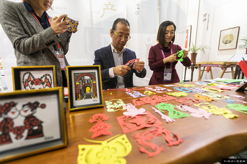 中國(guó)輸入博覧會(huì)　國(guó)內(nèi)外メディアがプレスセンター入り