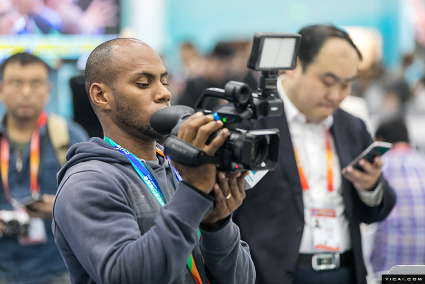 中國輸入博覧會　國內(nèi)外メディアがプレスセンター入り