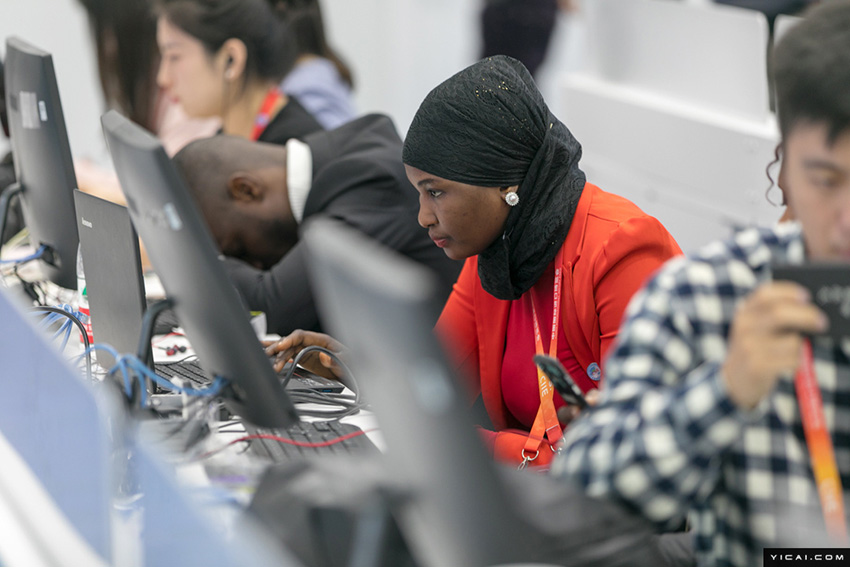 中國(guó)輸入博覧會(huì)　國(guó)內(nèi)外メディアがプレスセンター入り