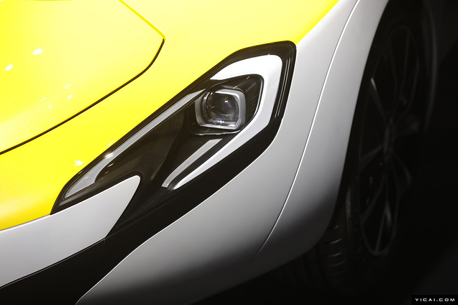  中國輸入博覧會(huì)に最もSFチックな製品「空飛ぶ車」が登場　3分で変身