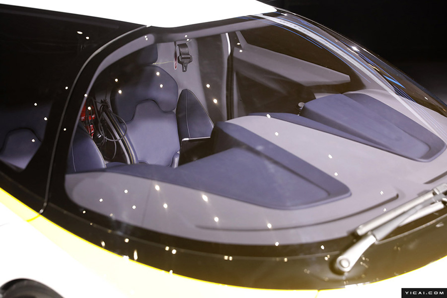  中國(guó)輸入博覧會(huì)に最もSFチックな製品「空飛ぶ車(chē)」が登場(chǎng)　3分で変身