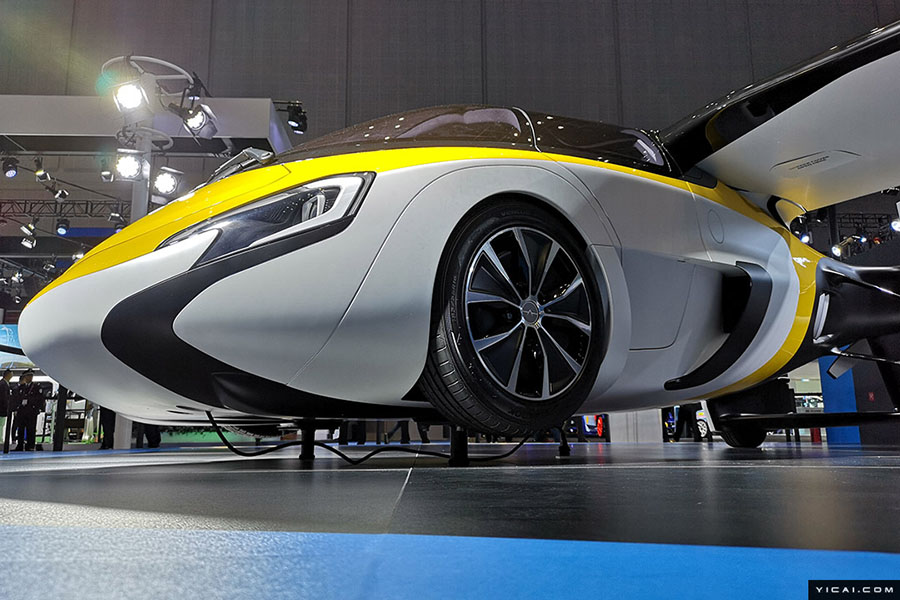  中國輸入博覧會(huì)に最もSFチックな製品「空飛ぶ車」が登場　3分で変身