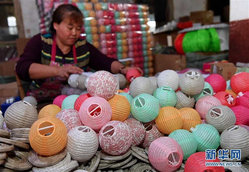 福建省建甌市で賑わいを見せる紙ランタン産業(yè)