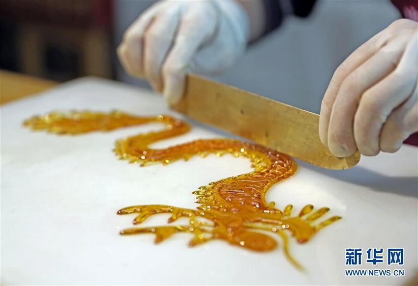 飴細工職人の巧みな手さばき