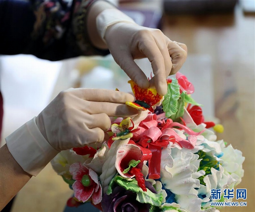 飴細(xì)工職人の巧みな手さばき