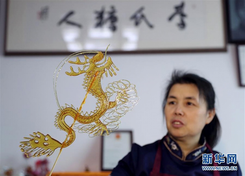 飴細工職人の巧みな手さばき