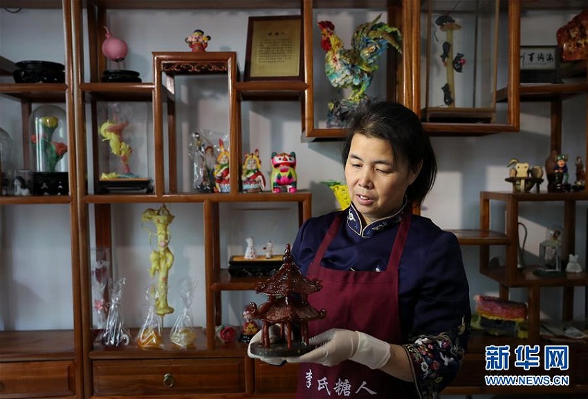 飴細工職人の巧みな手さばき