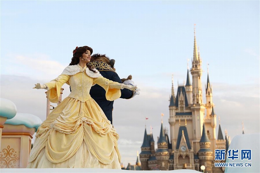 東京ディズニーリゾートでクリスマスパレードがスタート