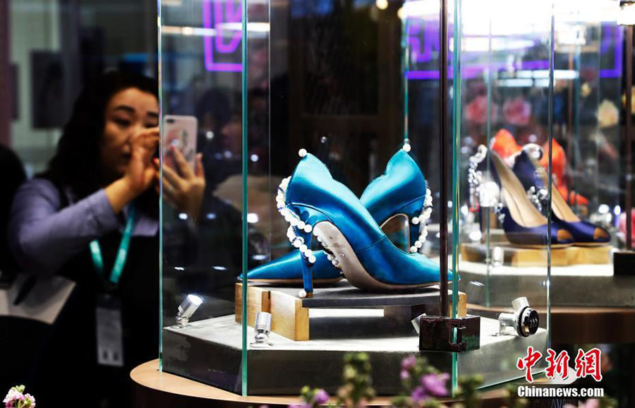 輸入博覧會(huì)の「目玉商品」が大集合　先を爭(zhēng)い殺到する消費(fèi)者