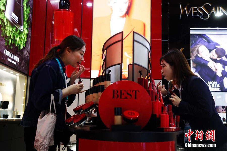 輸入博覧會(huì)の「目玉商品」が大集合　先を爭(zhēng)い殺到する消費(fèi)者