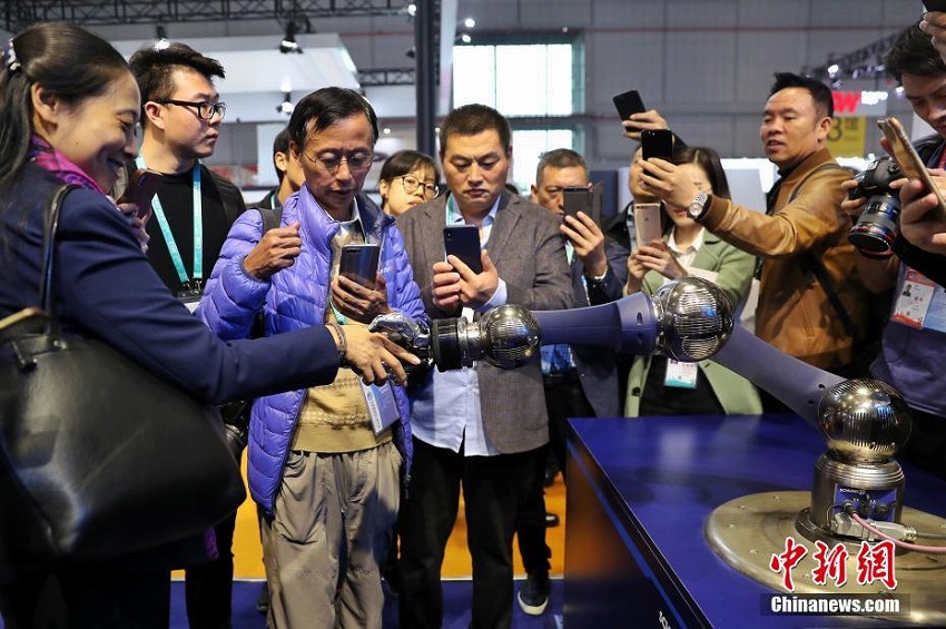 中國輸入博覧會で最もホットなロボットハンドと握手