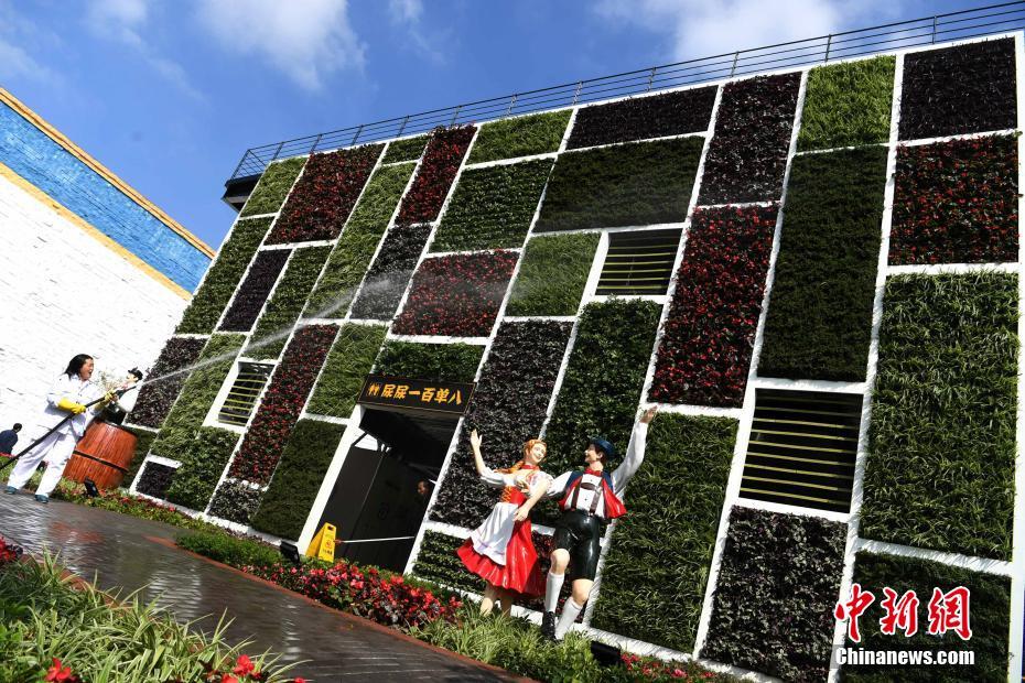 「顔面偏差値高い」公衆(zhòng)トイレが重慶に登場　活花とグリーンで覆われた壁