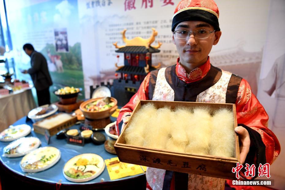「2018年中國安徽料理博覧會(huì)」が開幕　ザリガニが「ブーケ」に変身