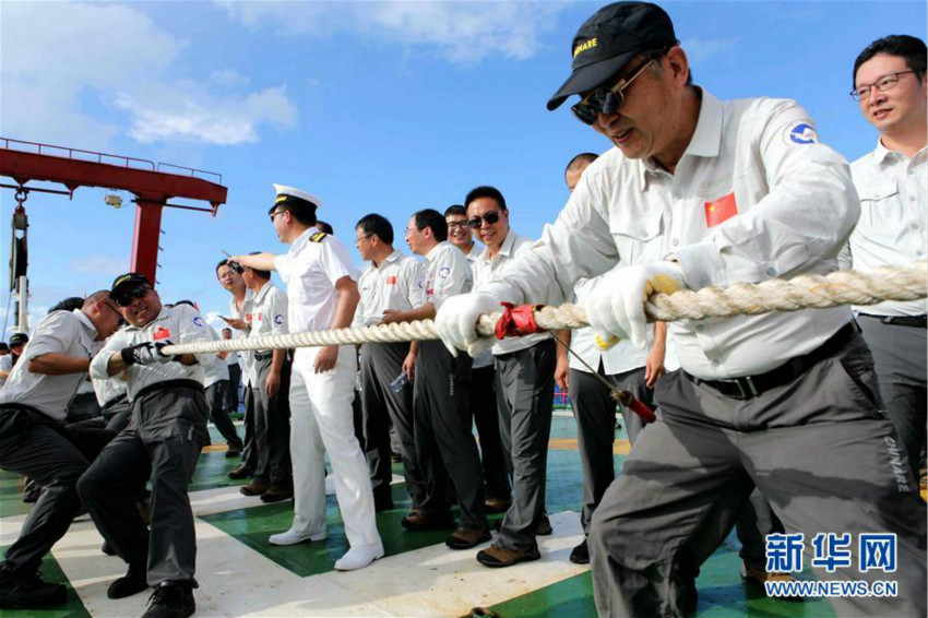 極地観測船「雪竜號」が赤道を越えて南半球へ