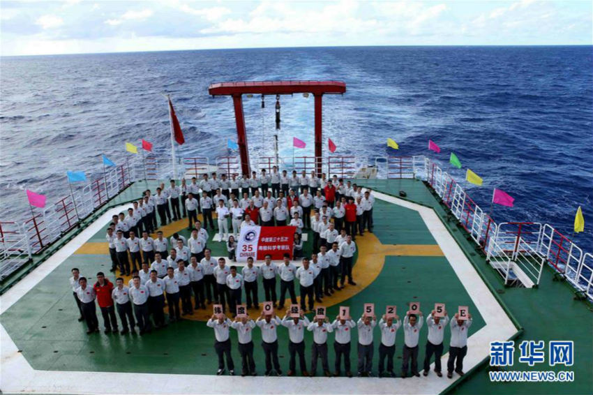 極地観測船「雪竜號(hào)」が赤道を越えて南半球へ